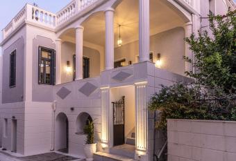 CAMARA SUITES has Balcony rooms