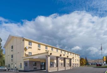 Super 8 by Wyndham Missoula/Reserve St. allows 18 year olds to book a room