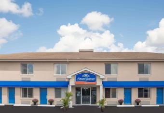 Howard Johnson by Wyndham Springfield has Smoking/Balcony rooms