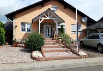 Ferienwohnung Spie   allows 18 year olds to book a room