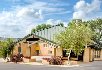 Americas Best Value Inn & Suites Atlantic has rooms with a private hot tub