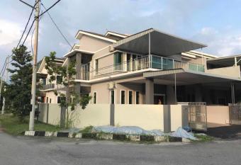 Family Homestay allows 18 year olds to book a room