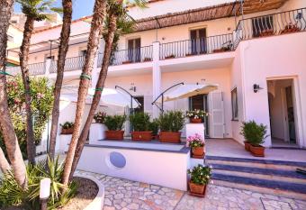 Villa Giardini Luxury Room has Balcony rooms