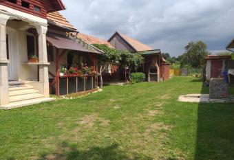 Casa Argentina has Balcony rooms