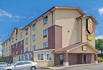 Super 8 by Wyndham Nashville/ Dntn/ Opryland Area has Smoking rooms