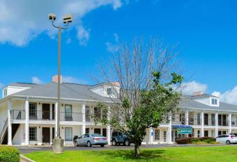 Quality Inn has Smoking rooms