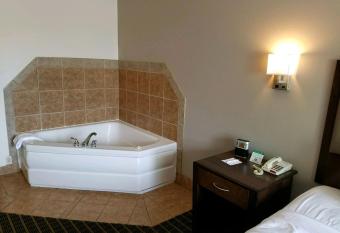 Best Western Plus Eagleridge Inn & Suites has rooms with a private hot tub