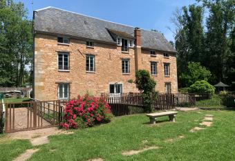 Le Moulin Bleu allows 18 year olds to book a room