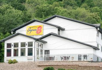 Super 8 Winona MN allows 18 year olds to book a room