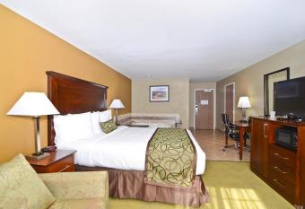 Best Western California City Inn & Suites has rooms with a private hot tub