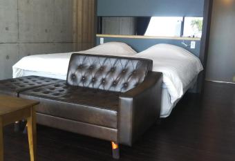 Blue Suites Hanamuro has rooms with a private hot tub