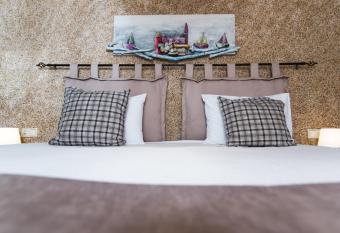 Alkinoos Apartment has Balcony rooms