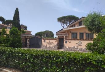 Villa Vittorio has Balcony rooms