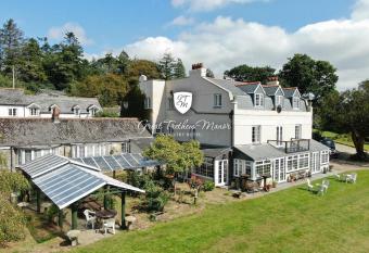 Great Trethew Manor Hotel & Self Catering Lodges allows 18 year olds to book a room