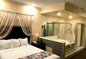 Glendale Hotel has rooms with a private hot tub