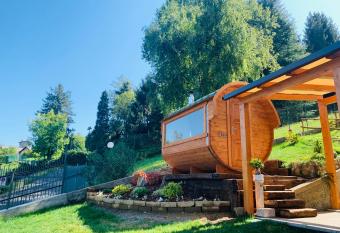 Grima appartaments has rooms with a private hot tub