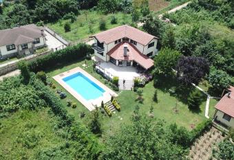 Kartepe Do  a Villa allows 18 year olds to book a room