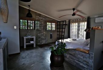 Villa La Mercy Chalet No load shedding or water outages allows 18 year olds to book a room