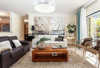 Decor n  cozy place for families and friends has Balcony rooms