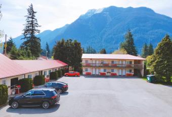 Red Roof Motor Inn allows 18 year olds to book a room