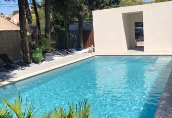 HOTEL ERMITAGE allows 18 year olds to book a room