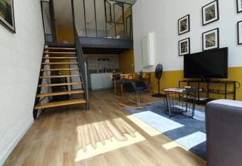 La verri  re sur cour #L6 allows 18 year olds to book a room