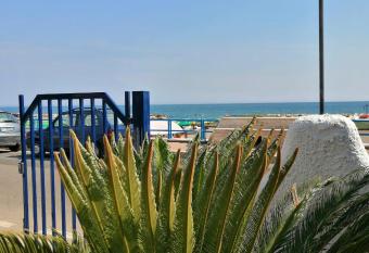 Monolocale Tirreno studio seafront allows 18 year olds to book a room