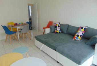 appartement vue sur mer allows 18 year olds to book a room