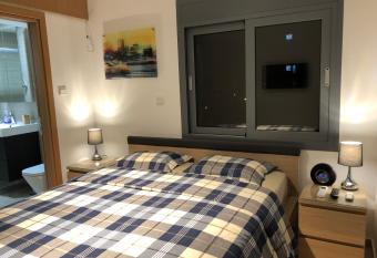 Kennedy Deluxe Suites allows 18 year olds to book a room