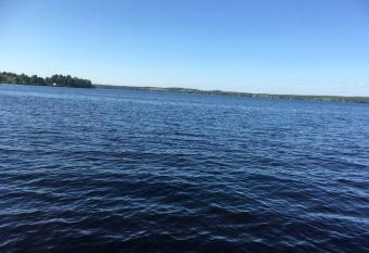 La Grange sur le Lac App A et B allows 18 year olds to book a room