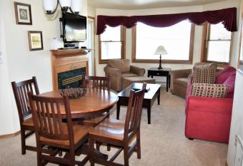 Pheasant Park Resort has rooms with a private hot tub