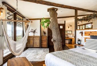 Tree-house Hotel Morinosubako has Balcony rooms