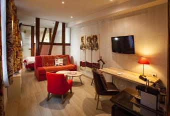 Hotel Beaucour has rooms with a private hot tub