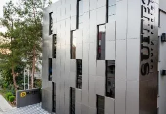 Royal Palace Hotel allows 18 year olds to book a room