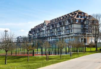 H  tel Barri  re L H  tel du Golf has Balcony rooms