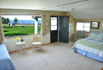 Juan de Fuca Cottages has rooms with a private hot tub