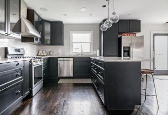 Charming Rustic Modern House Near Royal Oak has Balcony rooms