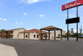 Red Roof Inn Houston - Spring North allows 18 year olds to book a room