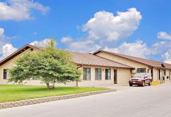 Super 8 by Wyndham Valentine NE allows 18 year olds to book a room