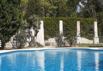 H  tel Villa Glanum et Spa allows 18 year olds to book a room