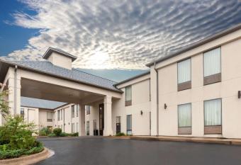 Super 8 by Wyndham Conway has rooms with a private hot tub