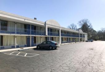 Econo Lodge has Smoking rooms