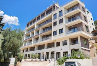 Brand New Apartments has Balcony rooms