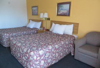 Days Inn by Wyndham Kingdom City has rooms with a private hot tub