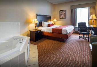 Best Western Plus Hopewell Fort Lee has rooms with a private hot tub