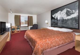 Super 8 by Wyndham Fruita has rooms with a private hot tub