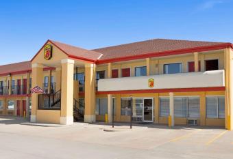 Super 8 by Wyndham Woodward has Smoking rooms