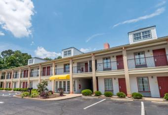 Super 8 by Wyndham Alexander City has Smoking rooms