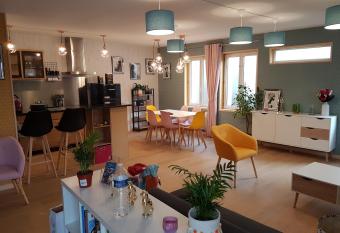 221B Chic et color   !!! allows 18 year olds to book a room