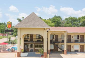 Super 8 by Wyndham Shreveport has Smoking rooms